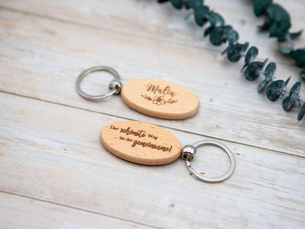 Personalisierter Holz Schlüsselanhäng Oval kleinherzholz